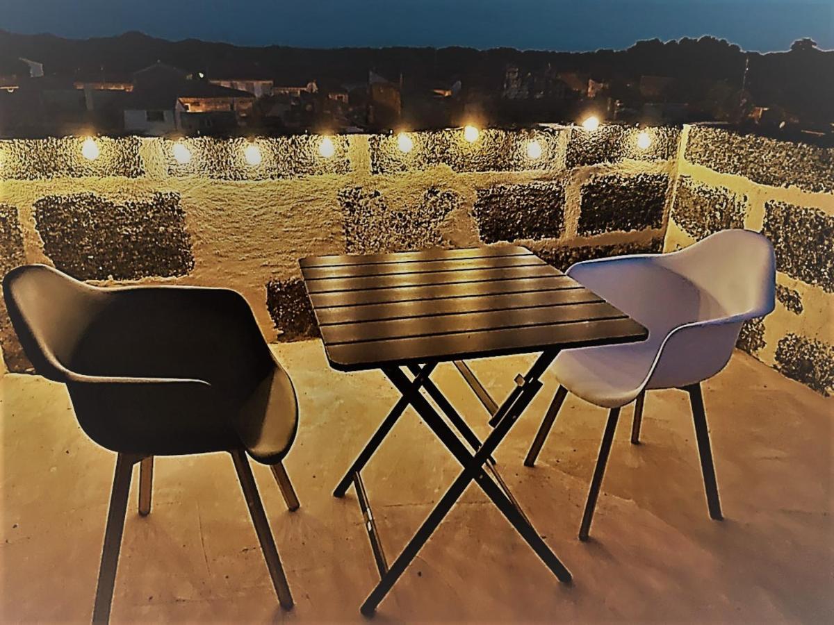 Insolite Studio -La Tour Des Templiers- Montfrin Luaran gambar