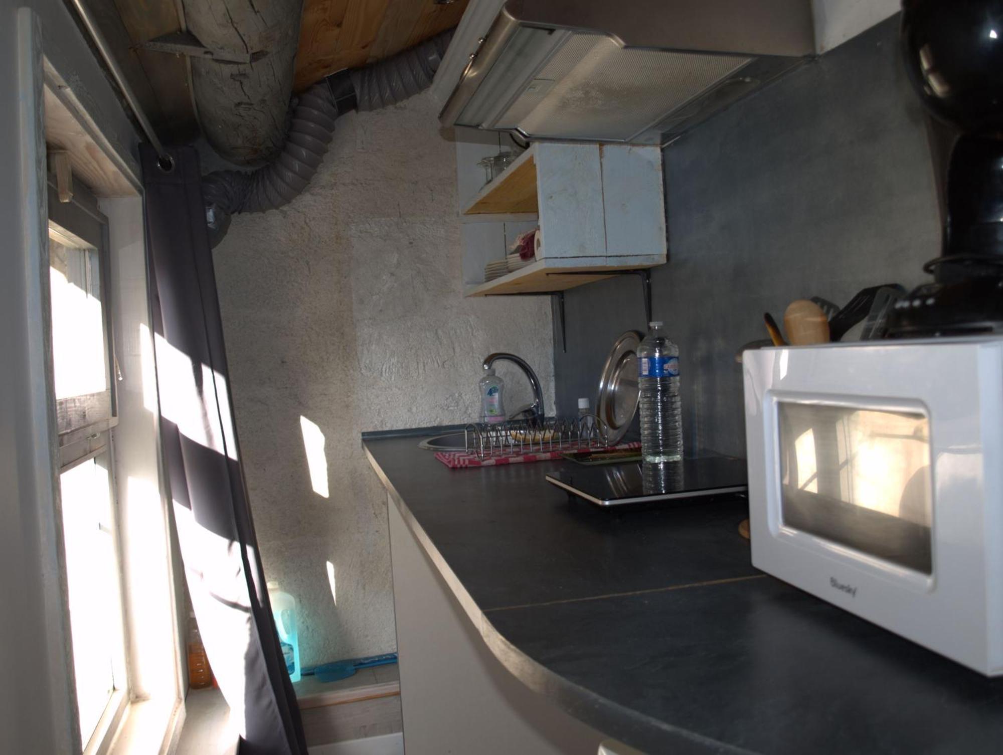 Insolite Studio -La Tour Des Templiers- Montfrin Luaran gambar